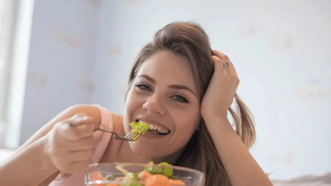 Many benefits of early dinner: How it helps you lose weight, sleep well and be happy