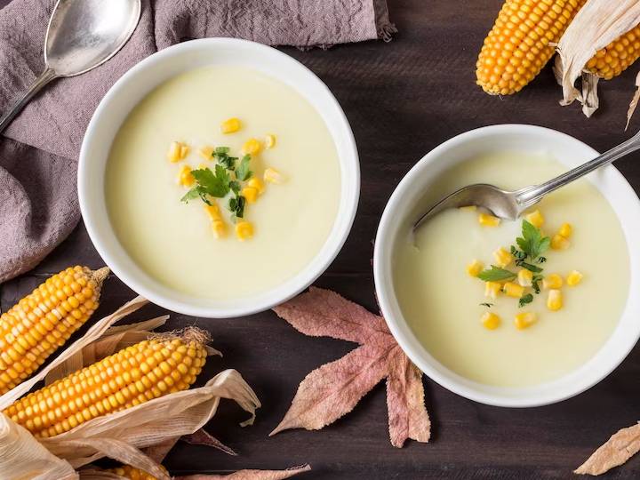 Sweet Corn Coup: बरसात के मौसम कर रहे हैं बाहर के खाने से परहेज, तो घर पर बनाएं स्वीट कॉर्न सूप